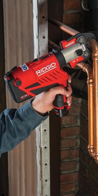 Inštalatér s RIDGID RP 340 lisuje Cu spoj